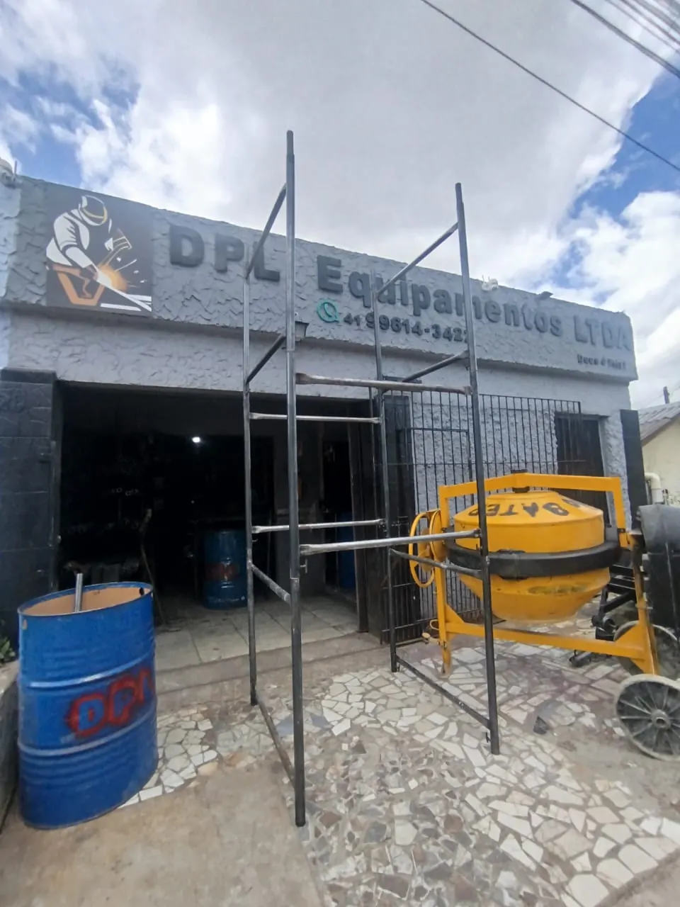 Andaimes e betoneira na loja